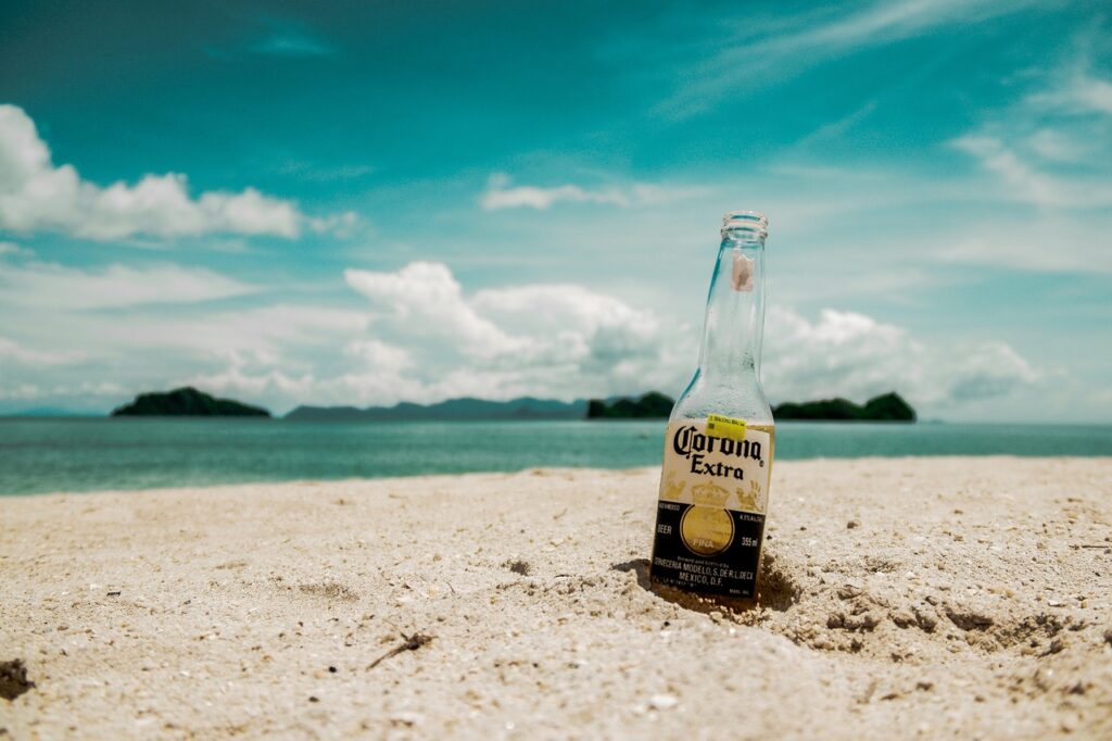 砂浜のビール